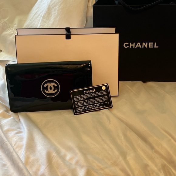 CHANEL 100% Authentic Black Patent Leather Wallet.  Like New. - Picture 13 of 13